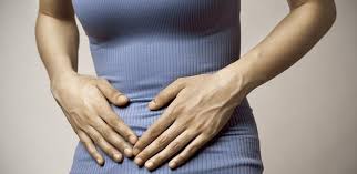 persona con dolor abdominal por enfermedad celiaca