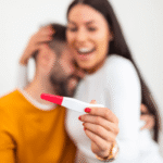 pareja feliz con prueba de embarazo