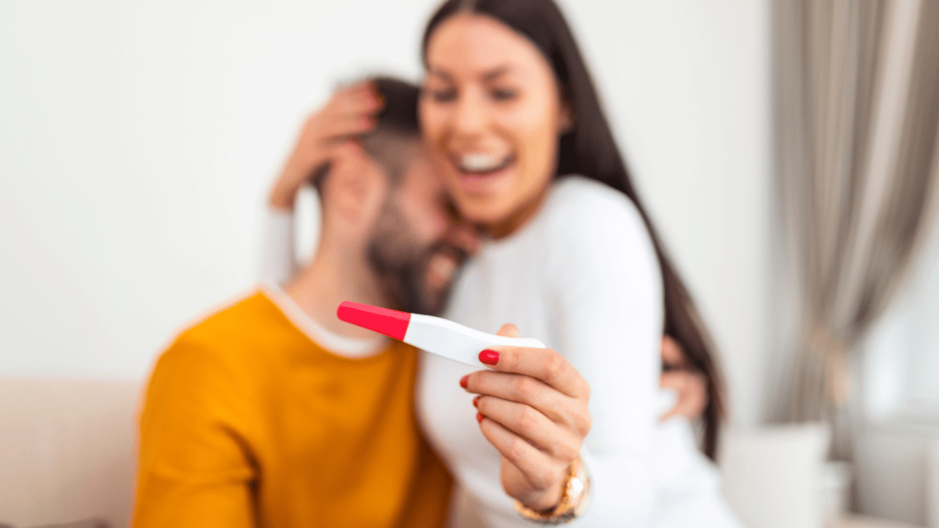 pareja feliz con prueba de embarazo